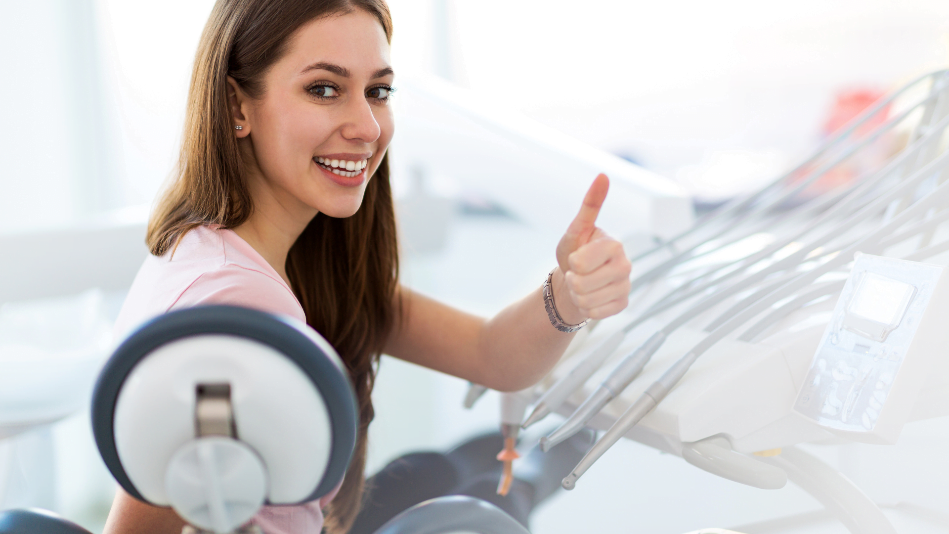 Paciente sonriendo tras un blanqueamiento dental