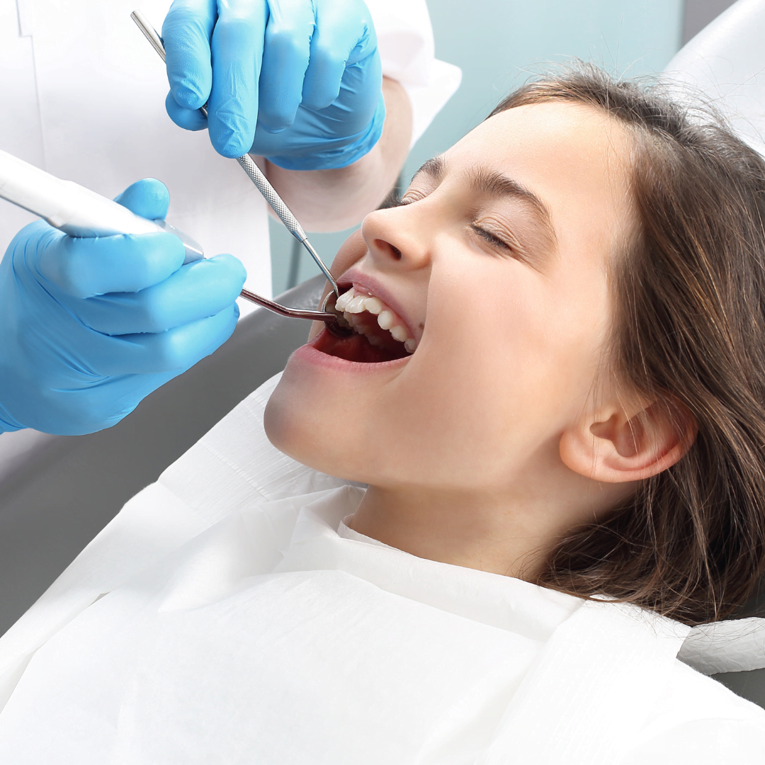 Paciente en el sillón durante una urgencia dental
