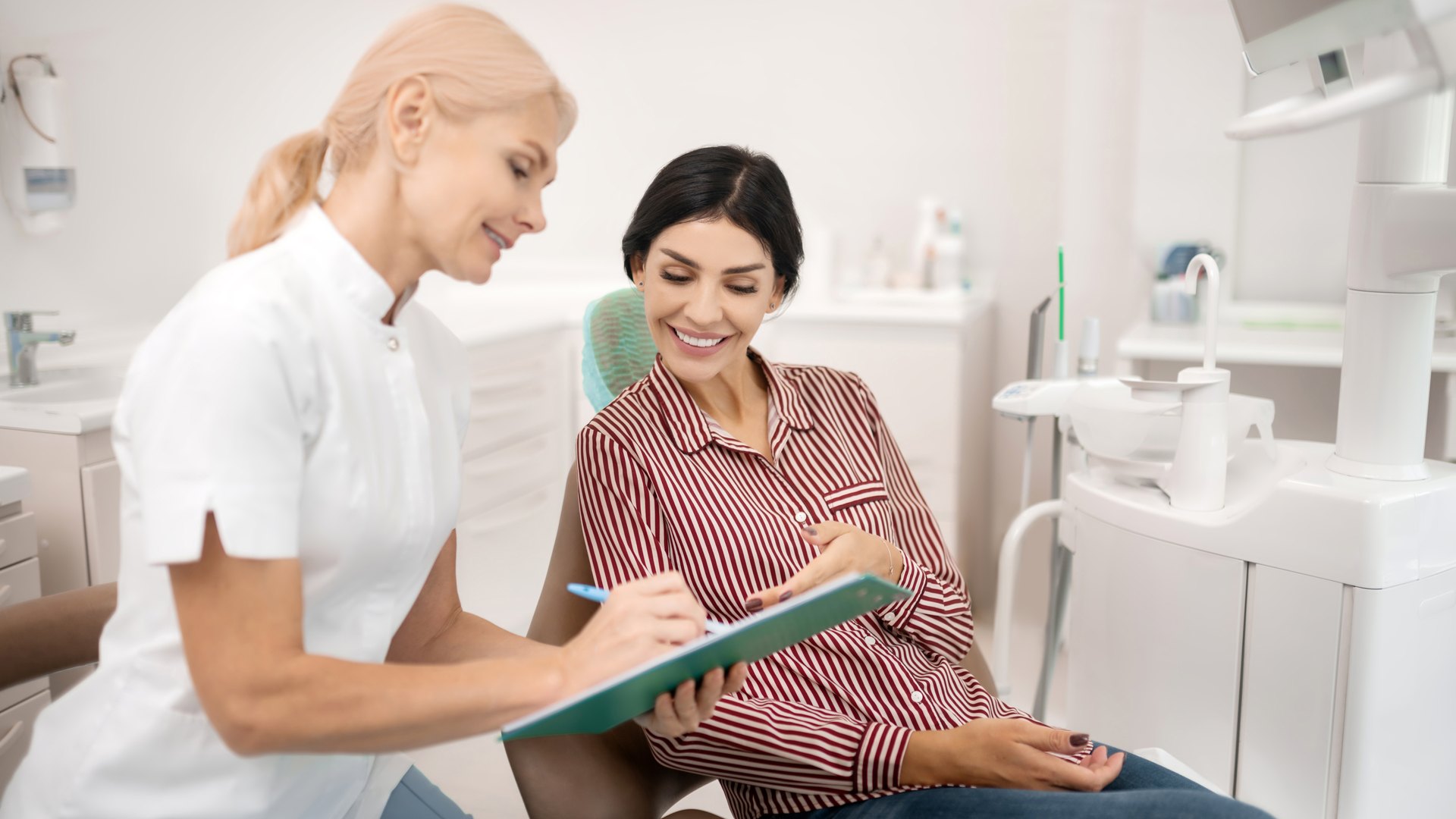 Dentista en el embarazo en Zaragoza: paciente que le cuenta a su dentista informaciu00f3n sobre su00ed misma